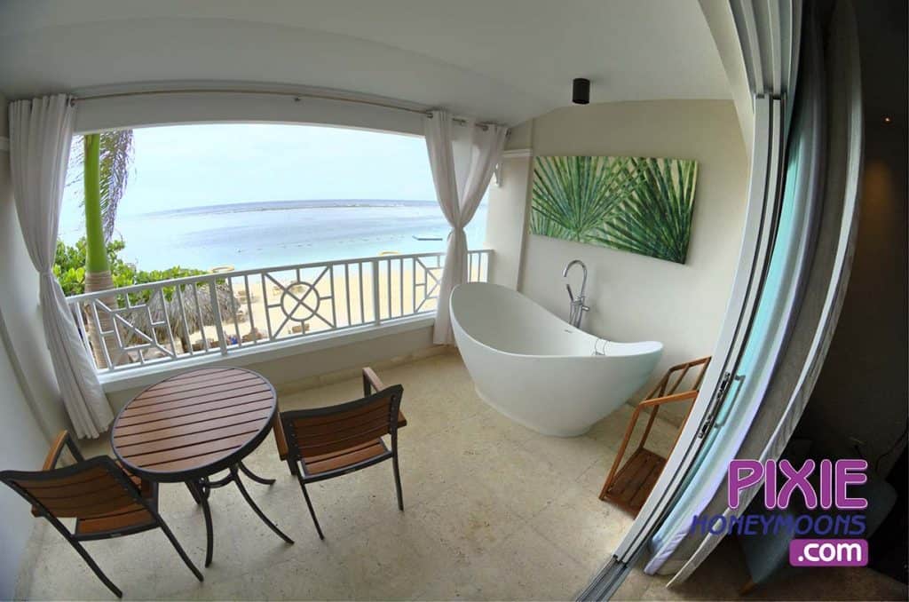 sandals-royal-caribbean-windor-soaking-tub-beach-view-web